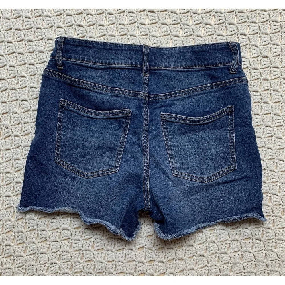 Maurices Jeans Shorts Women's Sz 6 Blue Denim   high-rise Distressed‎ Waist'28